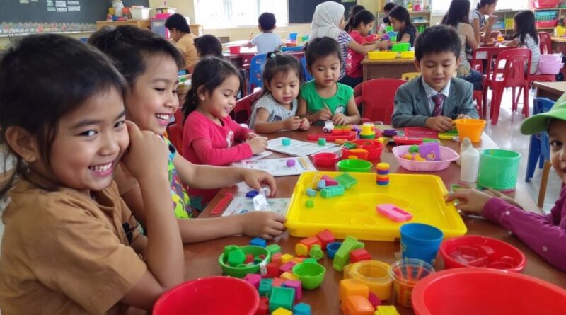 Anak-anak belajar di kelas TK Negeri Pembina 12.