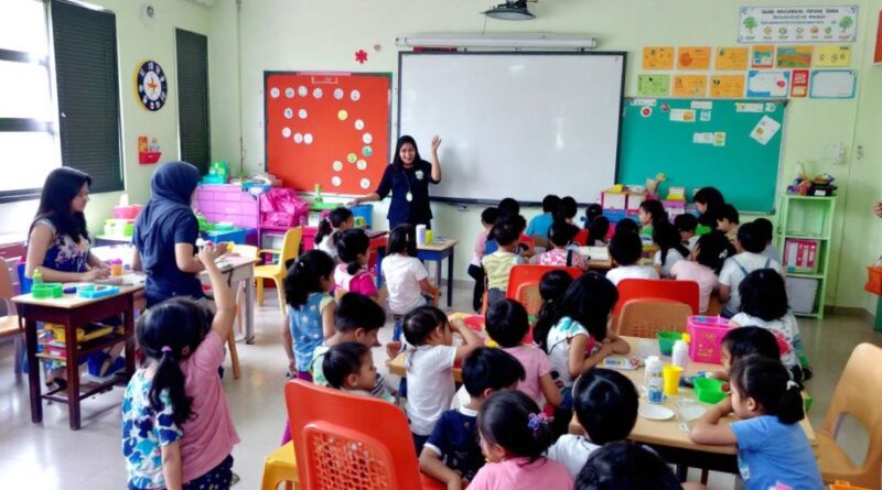 Kelas ceria dengan anak-anak belajar dan bermain.